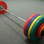 Во время выступления штанга упала на тяжелоатлетку