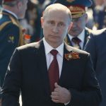 Путин поздравил кыргызстанцев и Жээнбекова с Днем Победы