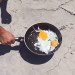 Настолько жарко! Житель Оша на солнце пожарил яичницу и сосиски (видео)