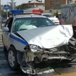 В Бишкеке патрульная машина врезалась в микроавтобус. Бус перевернулся
