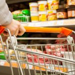 Более 100 предписаний выдано предпринимателям за завышение цен на продукты