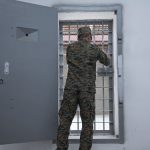 В Кыргызстане на коронавирус начали проверять сотрудников закрытых учреждений