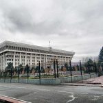 Закрывать ли на карантин «Белый дом» в Бишкеке, определит комиссия — Минздрав