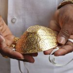 В Индии мужчина носит золотую маску за $ 4 тыс для защиты от COVID