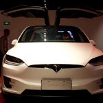 Tesla отзовет десять тысяч автомобилей из-за угрозы отказа руля и отлетающей крыши