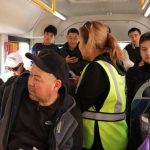 В Бишкеке проводят рейды и штрафуют за неуплату проезда в автобусах