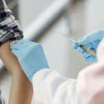 Перед школой кыргызстанцам напоминают о важности получения прививок