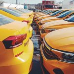 В Кыргызстане начнут автоматически удерживать налоги с таксистов и курьеров