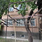 Продаю 2х этажный, кирпичный дом, по адресу с. Аламедин, ул. Молодежная